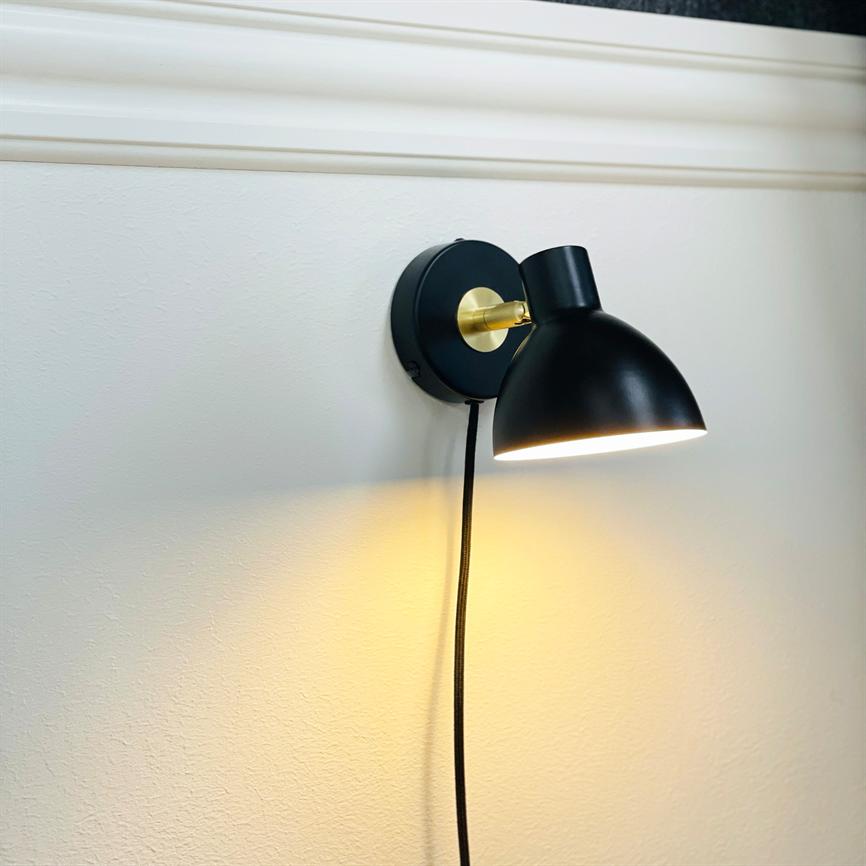 Dyberg Larsen Lilje vegglampe sort med messing