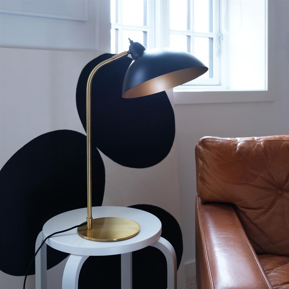 Dyberg Larsen Futura bordlampe svart messing stor skjerm